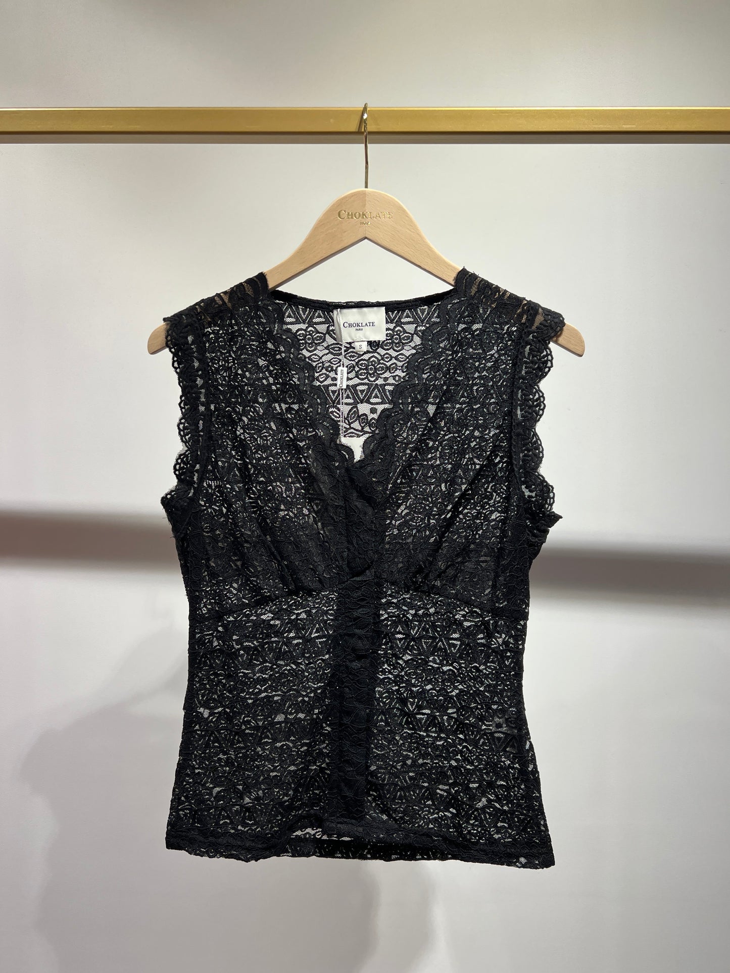 Top en dentelle semi-transparente