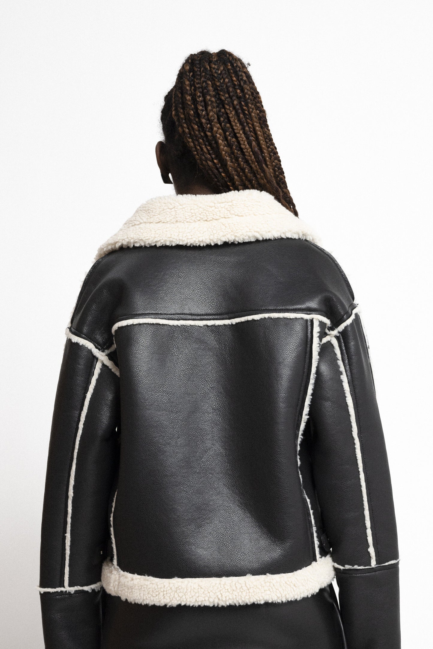 Blouson court en similicuir avec doublure en moumoute