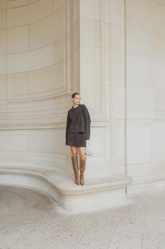 Ensemble pull et jupe courte en maille