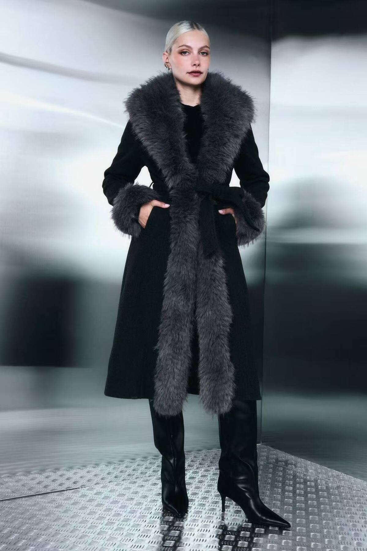 Manteau long avec col et manchettes en fausse fourrure