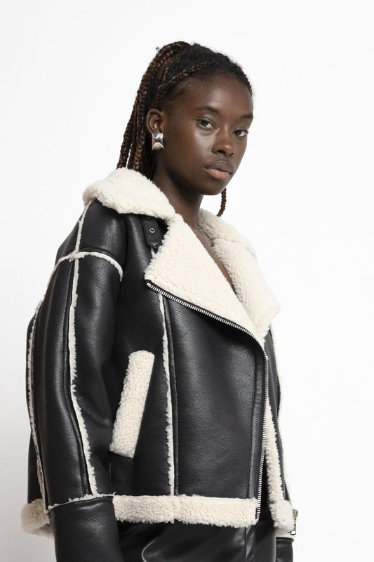 Blouson court en similicuir avec doublure en moumoute
